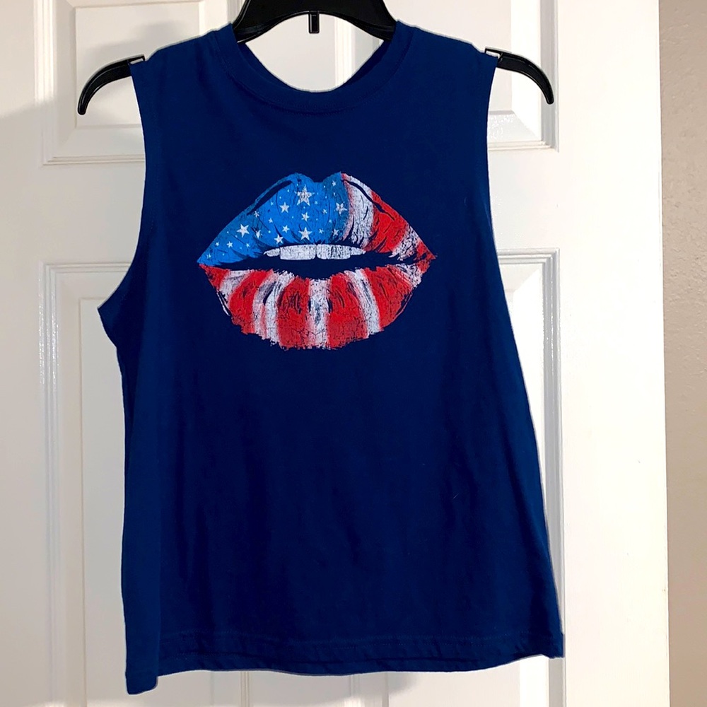 Sleeveless red white & blue flag lip design. 4th of July top!! SZ Sml